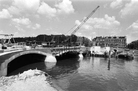 Herbouw Nieuwe Amstelbrug , de eerste bogen van de brug zijn al bijna gereed, Bestanddeelnr 933-3624 photo