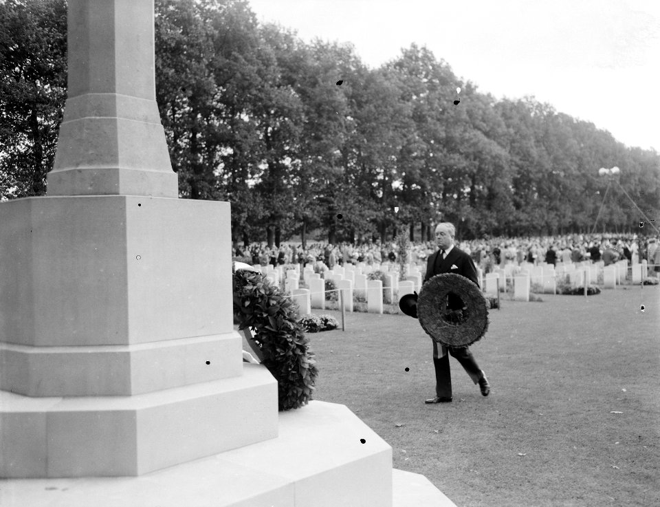 Herdenking strijd Arnhem, Airbornekerkhof, kranslegging Engelse ambassadeur, Bestanddeelnr 906-7263