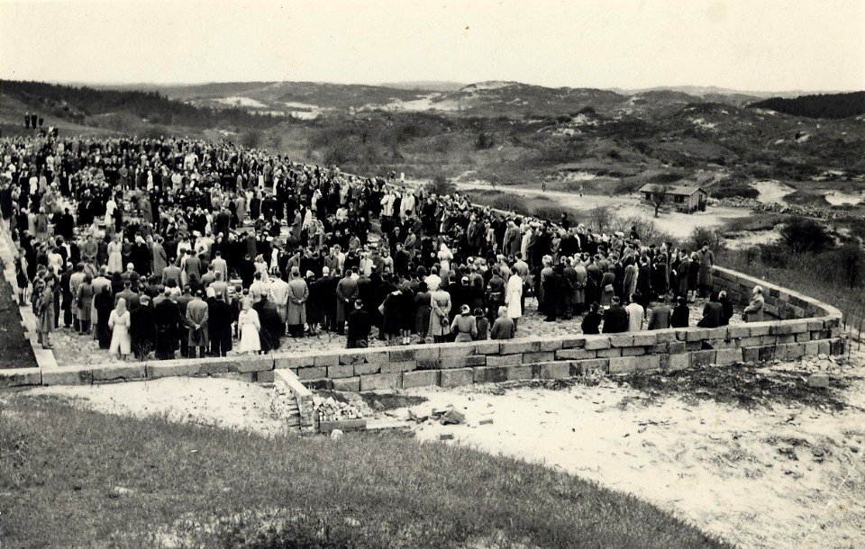 Herdenkingsbijeenkomst op de Erebegraafplaats. Aangekocht van fotograaf C. de Boer. Identificatienummer 54-033414, NL-HlmNHA 1478 25900 K 38