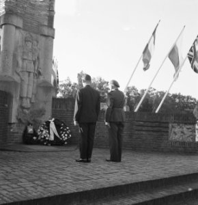 Herdenking Slag om Arnhem. Airborne-monument te Oosterbeek. Kranslegging, Bestanddeelnr 912-9416