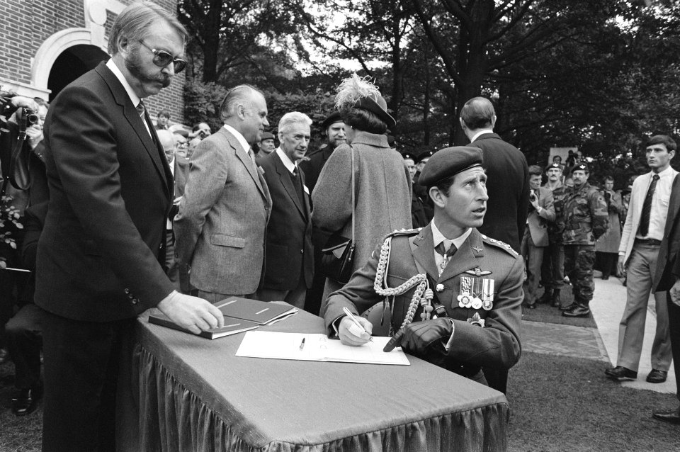 Herdenking Slag om Arnhem op Airborne begraafplaats , Oosterbeek Prins Charles , Bestanddeelnr 933-0897