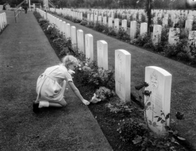 Herdenking strijd Arnhem, Airbornekerkhof, schoolkinderen versieren graven, Bestanddeelnr 906-7261