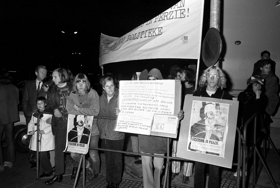 Herdenkingsbijeenkomst 2500 jaar Perzie in Ridderzaal, Den Haag , demonstranten, Bestanddeelnr 925-0497