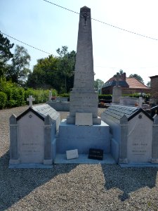 Herbinghen (Pas-de-Calais) monument aux morts avec tombes de guerre