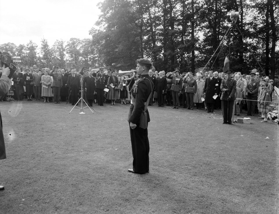 Herdenking strijd Arnhem, Airbornekerkhof, de laatste groet, Bestanddeelnr 906-7265