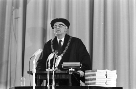 Herdenkingsbijeenkomst dr. Martin Luther King , de rector magnificus van de VU t, Bestanddeelnr 921-2304