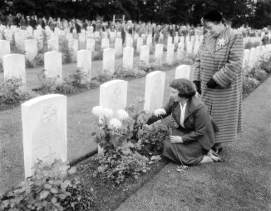 Herdenking strijd Arnhem, Airbornekerkhof, schoolkinderen versieren graven, Bestanddeelnr 906-7259
