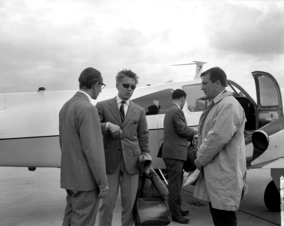 Herbert von Karajan Duitse dirigent met privetoestel op Schiphol, Bestanddeelnr 915-2939