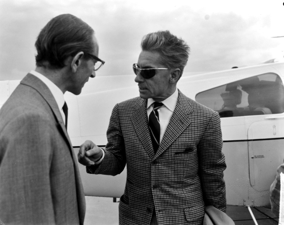 Herbert von Karajan Duitse dirigent met privetoestel op Schiphol, Bestanddeelnr 915-2942