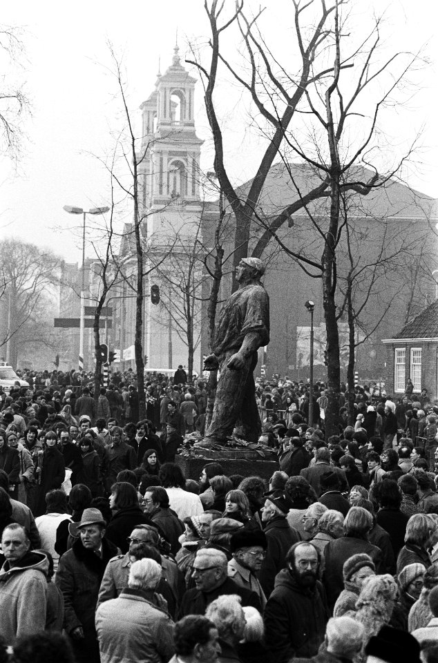 Herdenking van de Februaristaking bij de Dokwerker in Amsterdam. Mensen leggen b, Bestanddeelnr 932-0062