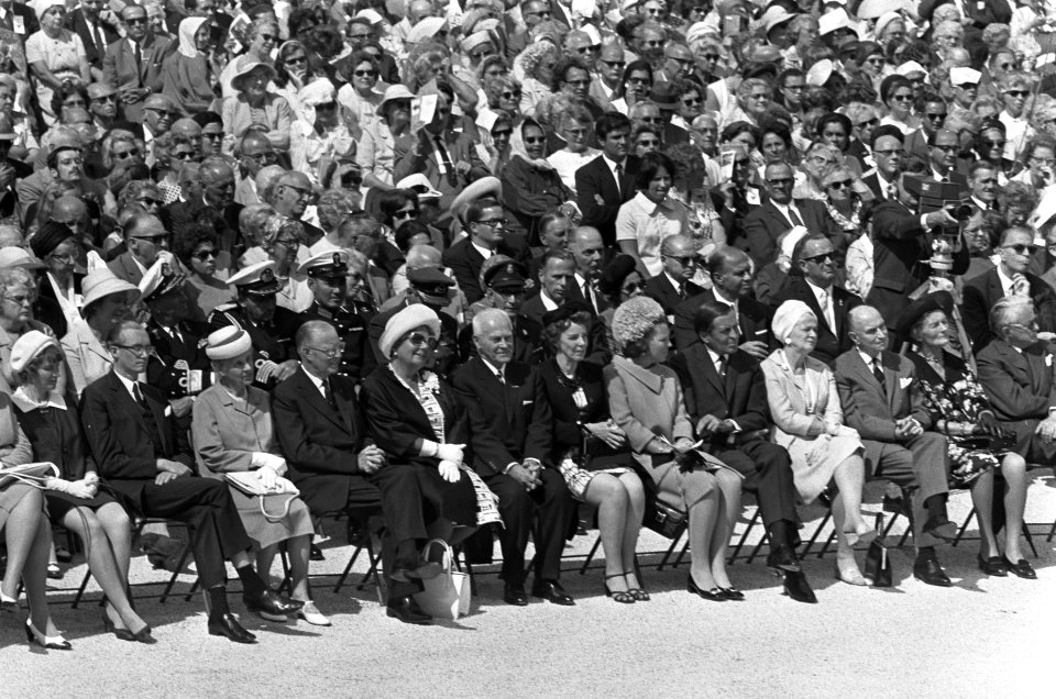 Herdenking t.g.v. beeindiging oorlog 25 jaar geleden Z-O-Azie, in Congresgebouw,, Bestanddeelnr 923-7548