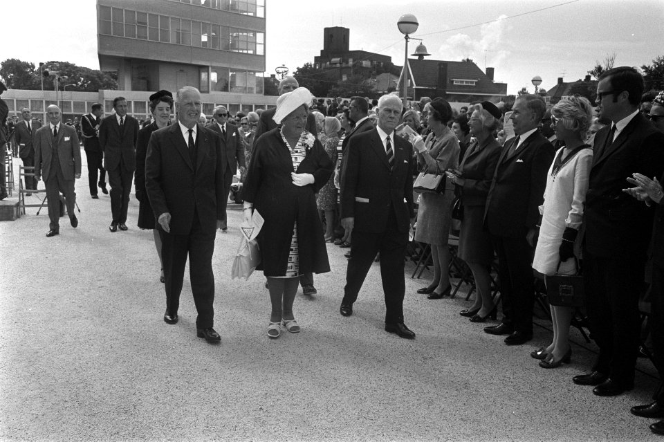 Herdenking t.g.v. beeindiging oorlog 25 jaar geleden Z-O-Azie, in Congresgebouw,, Bestanddeelnr 923-7553