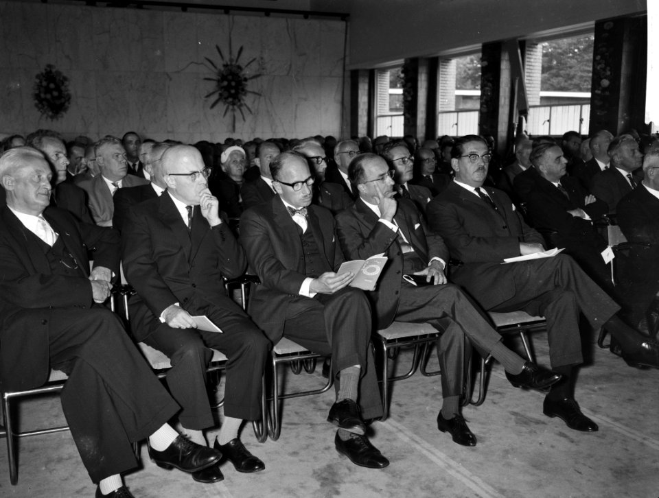 Herdenkingsbijeenkomst NTS 10-jarig bestaan. Schuttenhelm, minister Cals , mr. v, Bestanddeelnr 913-0002