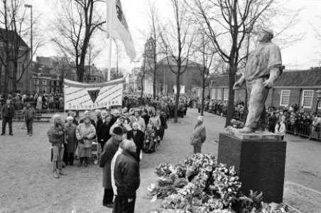 Herdenkingen, bloemenkransen, standbeelden, Bestanddeelnr 934-4103