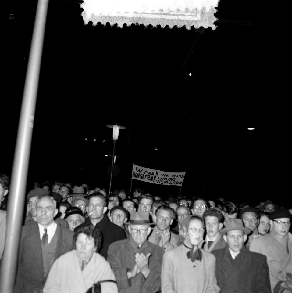 Herdenkingsavond op de Dam te Amsterdam, nav Hongaarse opstand Publiek luist, Bestanddeelnr 908-1263