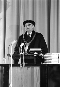 Herdenkingsbijeenkomst dr. Martin Luther King , de rector magnificus van de VU t, Bestanddeelnr 921-2305