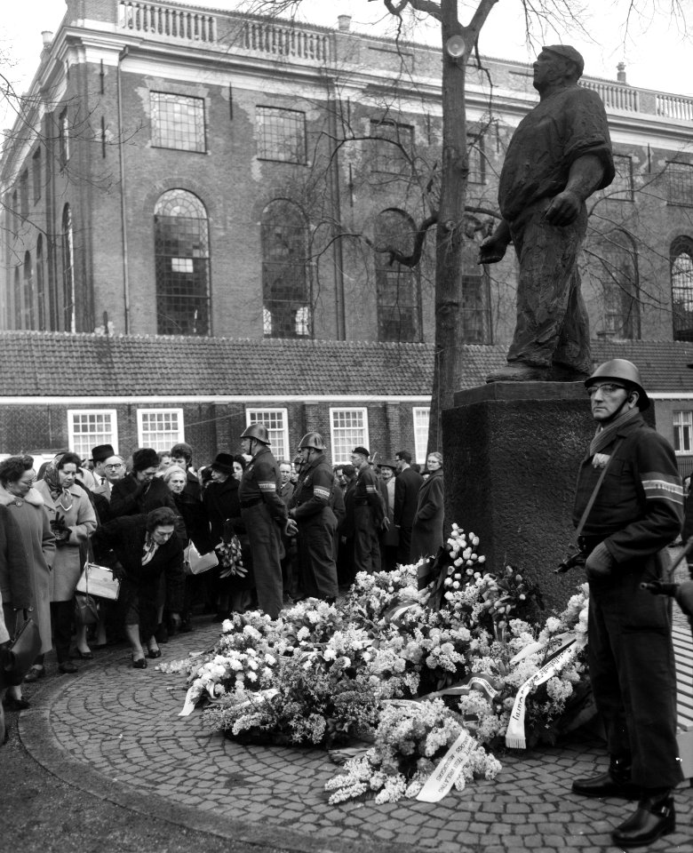 Herdenking februaristaking 1941 op Jonas Daniel Meijerplein Na de kranslegging , Bestanddeelnr 916-0905