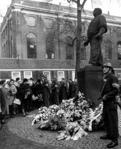 Herdenking februaristaking 1941 op Jonas Daniel Meijerplein Na de kranslegging , Bestanddeelnr 916-0905