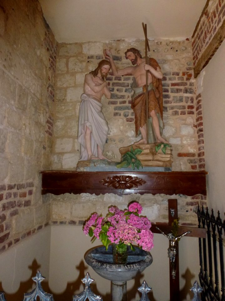 Herbinghen (Pas-de-Calais) église, fonts baptismaux avec statues