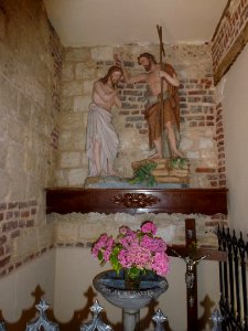 Herbinghen (Pas-de-Calais) église, fonts baptismaux avec statues