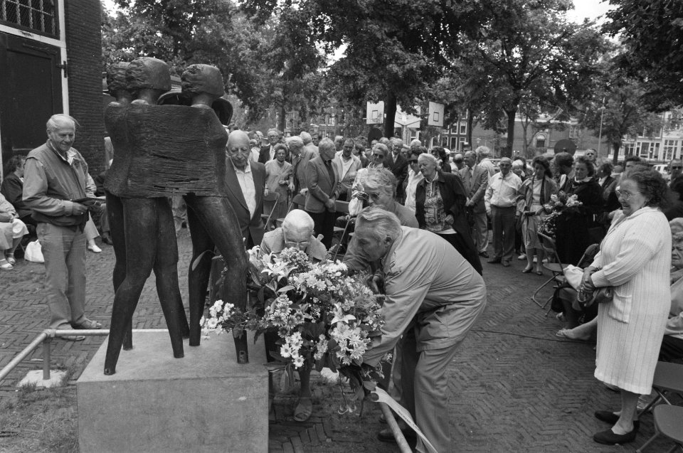 Herdenking van het Jordaanoproer bij het monument op de Noordermarkt te Amsterda, Bestanddeelnr 934-2836