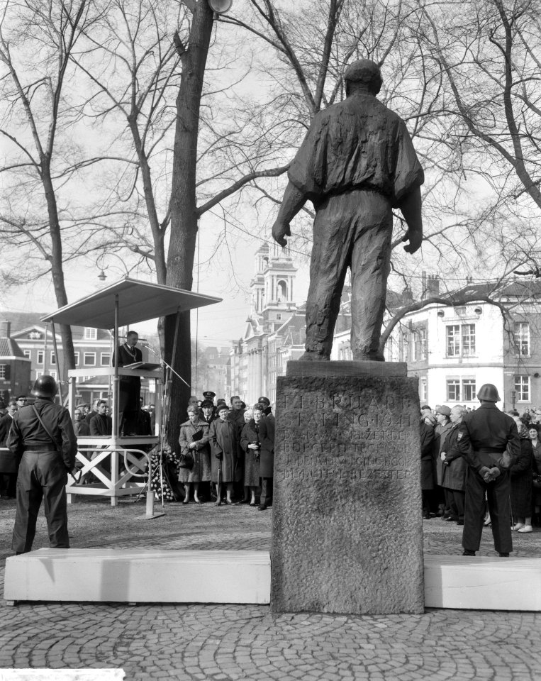 Herdenking februaristaking 1941 op Jonas Daniel Meijerplein Na de kranslegging , Bestanddeelnr 916-0908