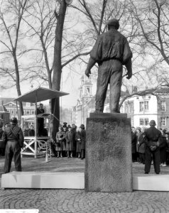 Herdenking februaristaking 1941 op Jonas Daniel Meijerplein Na de kranslegging , Bestanddeelnr 916-0908