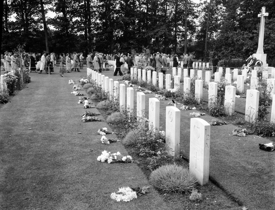 Herdenking strijd Arnhem, Airbornekerkhof, bloemen leggen door kinderen, Bestanddeelnr 906-7267