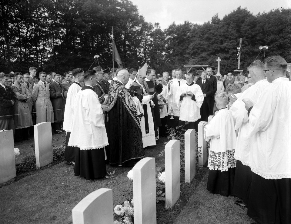 Herdenking strijd Arnhem, Airbornekerkhof, zegening graven, Bestanddeelnr 906-7264