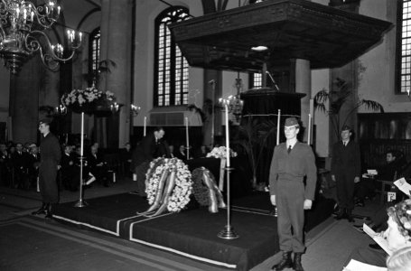 Herdenkingsplechtigheid in Westerkerk. Luitenant generaal Schapen legt krans nam, Bestanddeelnr 920-8339
