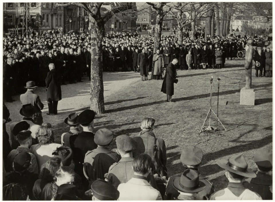 Herdenkingsbijeenkomst op de Dreef bij het monument voor gevallen verzetsmensen in aanwezigheid van burgemeester Cremers. NL-HlmNHA 54004640