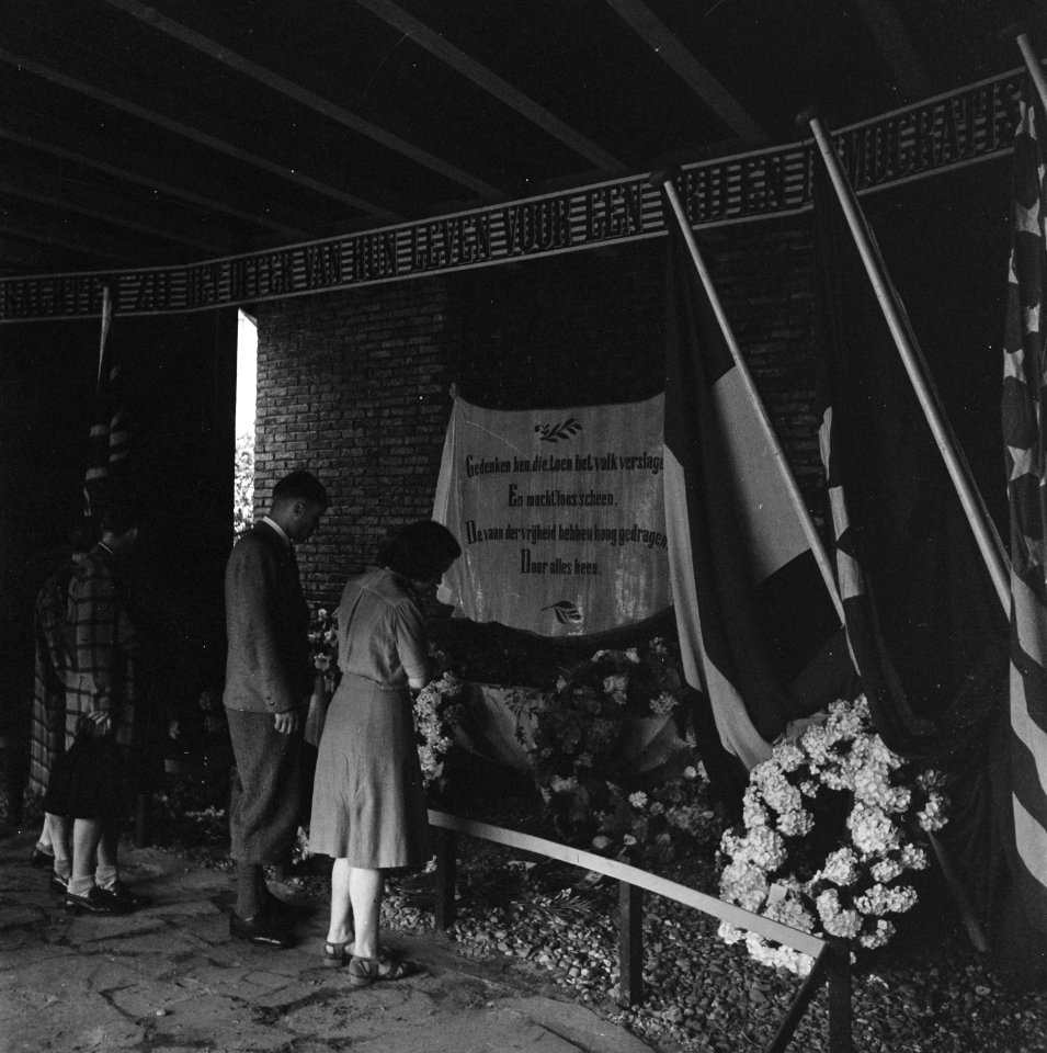 Herdenkingsplaats. Op een doek staat gedrukt Gedenken hen die toen het volk v…, Bestanddeelnr 900-4577