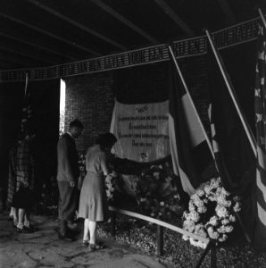 Herdenkingsplaats. Op een doek staat gedrukt Gedenken hen die toen het volk v…, Bestanddeelnr 900-4577