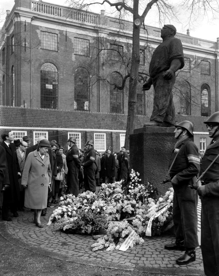 Herdenking februaristaking 1941 op Jonas Daniel Meijerplein Na de kranslegging , Bestanddeelnr 916-0911