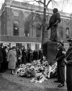 Herdenking februaristaking 1941 op Jonas Daniel Meijerplein Na de kranslegging , Bestanddeelnr 916-0911