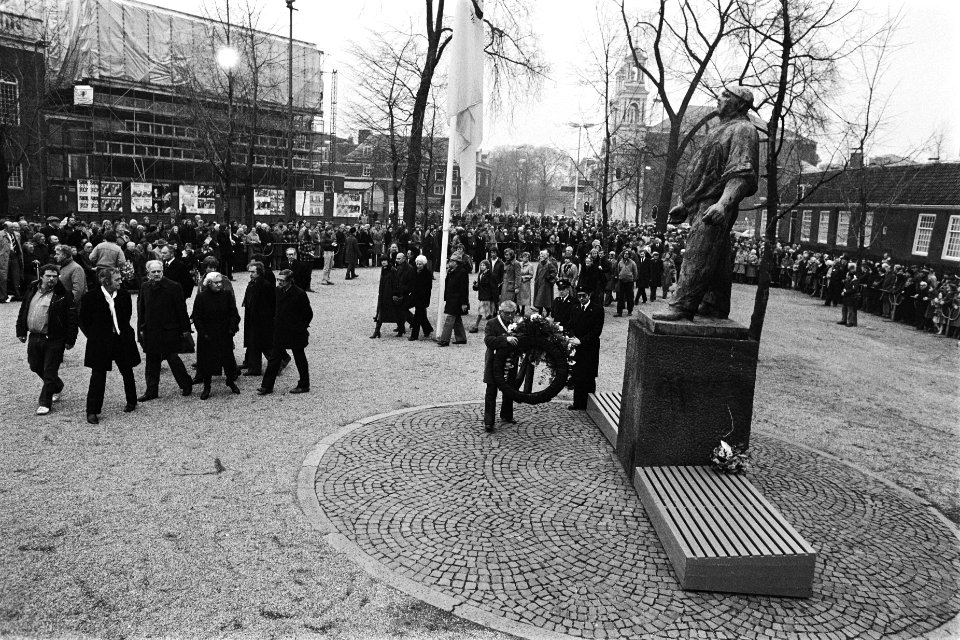 Herdenking Februaristaking bij de Dokwerken in Amsterdam tijdens de kransleggin, Bestanddeelnr 930-6884