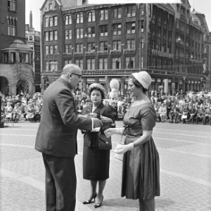 Herdenking Wereld Veteranen Federatie op de Dam, lamp van Broederschap wordt doo, Bestanddeelnr 914-0542
