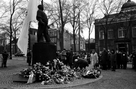 Herdenking februaristaking 1941, bloemen bij de Dokwerke J. D. Meyerplein, Bestanddeelnr 917-4718