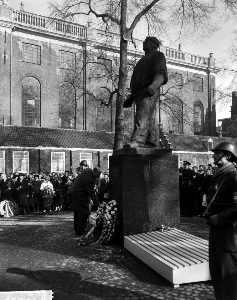 Herdenking februaristaking 1941. Burgemeester legt krans, Bestanddeelnr 914-8653