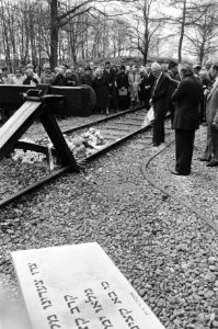 Herdenking bevrijding voormalig kamp Westerbork 40 jaar geleden twee minuten st, Bestanddeelnr 933-3004