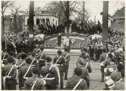 Herdenkingsbijeenkomst bij het voorlopige verzetsmonument aan de Dreef, ziende naar het oosten. NL-HlmNHA 54005281
