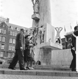 Herdenking Wereld Veteranen Federatie op de Dam, lamp van Broederschap wordt doo, Bestanddeelnr 914-0541