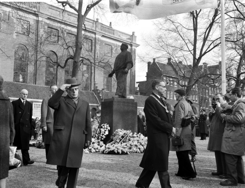 Herdenking februaristaking, kranslegging, Bestanddeelnr 912-1399