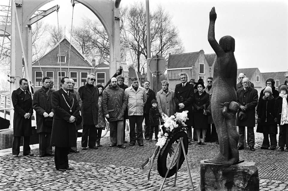 Herdenking watersnoodramp in Zeeland (1-12-1953) in Zierikzee bij Zuiderhavenpoo, Bestanddeelnr 929-5532