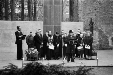 Herdenking Joodse oorlogslachtoffers in de voormalige Hollandse Schouwburg in Am, Bestanddeelnr 932-1153
