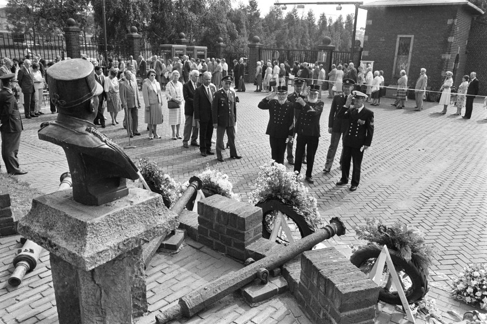 Herdenking Japanse Capitulatie in Den Bosch oud-militairen en nabestaanden defi, Bestanddeelnr 933-0498
