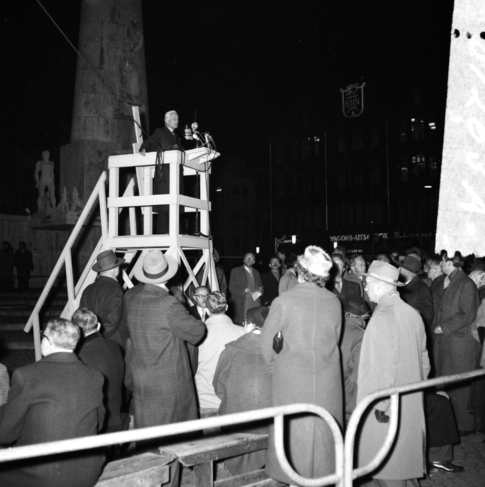 Herdenkingsavond op de Dam te Amsterdam, n.a.v. Hongaarse opstand. Burgemeester , Bestanddeelnr 934-6032