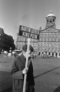 Herdenking moord op ds. Martin Luther King op de Dam, Amsterdam bord Martin Lu, Bestanddeelnr 922-2629