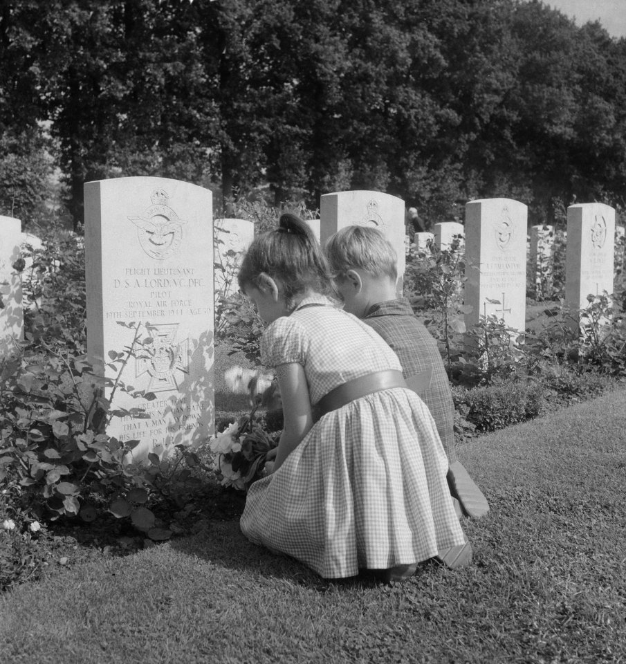 Herdenking Slag om Arnhem. Kinderen leggen bloemen bij graf van Engelse vlieger, Bestanddeelnr 912-9421