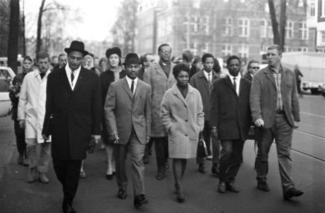 Herdenkingsdienst in de Westerkerk voor King. Vier kleurlingen op weg, links dr., Bestanddeelnrf Fotocollectie Anefo